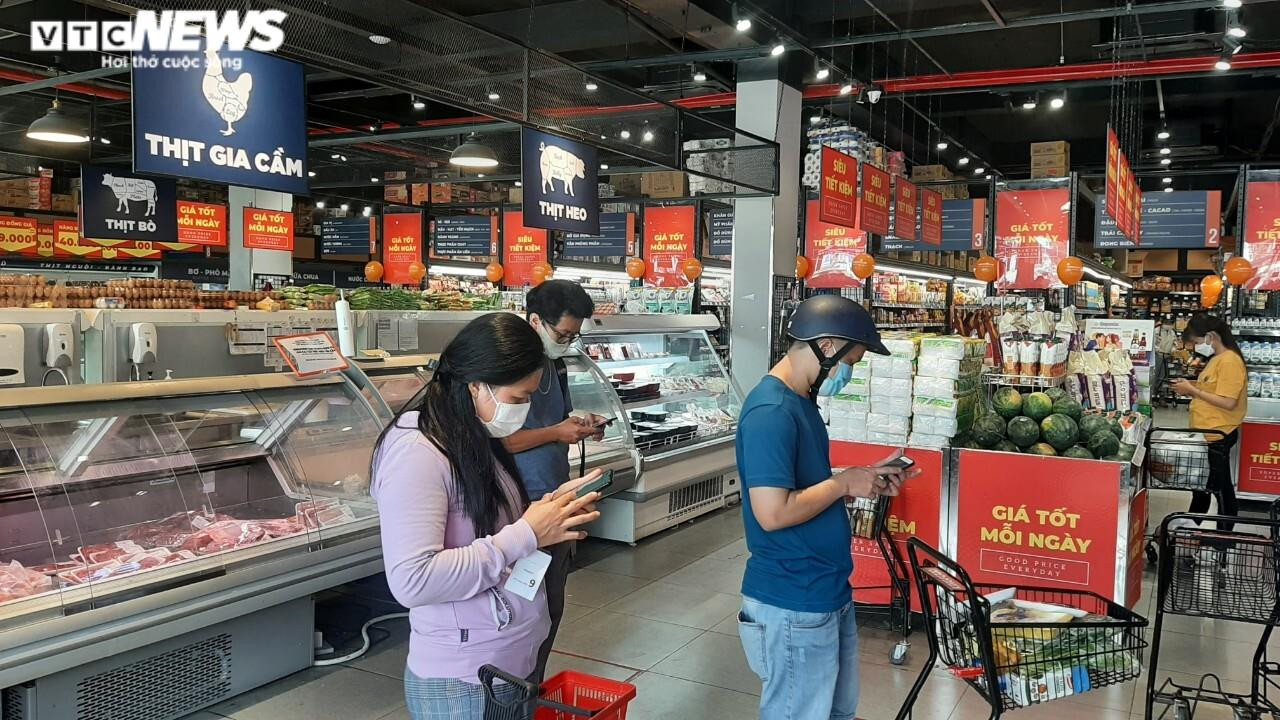 TP.HCM: Đường phố đông đúc trở lại, siêu thị ngày đầu áp dụng thẻ xanh COVID-19 - 8