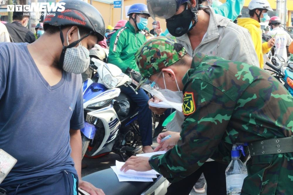 Quân đội, công an hỗ trợ đưa người dân từ TP.HCM về các tỉnh miền Tây - 10