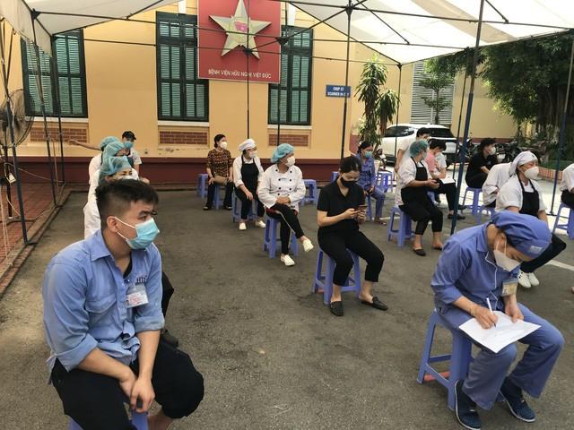Bộ Y tế đề nghị Hà Nội hỗ trợ chỗ giãn cách người nhà bệnh nhân và lưu trú cho thầy thuốc BV Việt Đức - Ảnh 3.