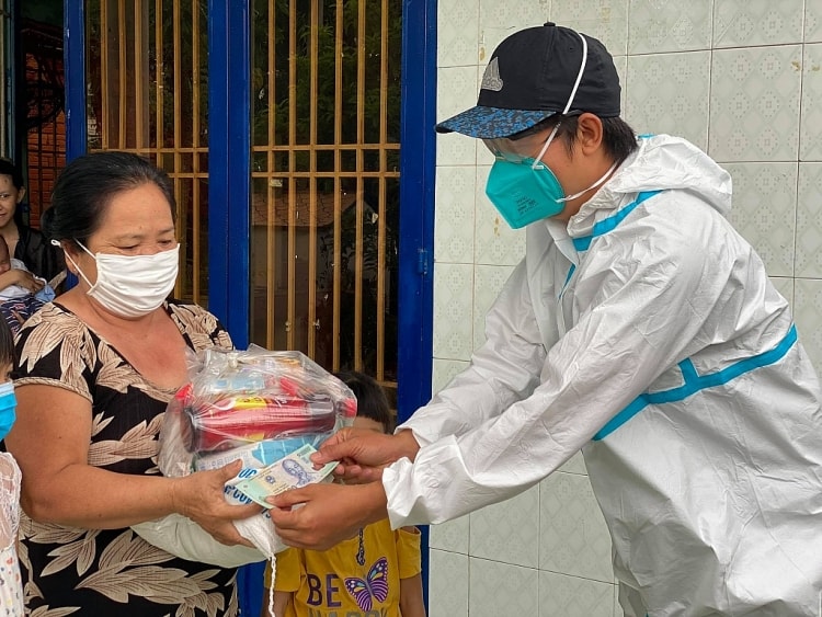 Hòa Hiệp và Bá Thắng nhận sự gửi gắm của NSƯT Ngọc Huyền và MC Thu Thảo trao quà thiện nguyện cho bà con khu cách ly