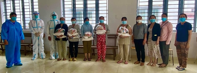 Hòa Hiệp và Bá Thắng nhận sự gửi gắm của NSƯT Ngọc Huyền và MC Thu Thảo trao quà thiện nguyện cho bà con khu cách ly