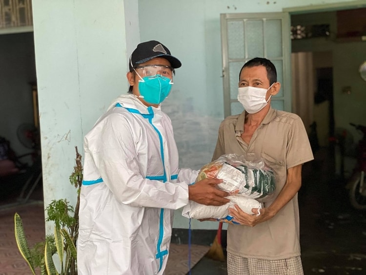 Hòa Hiệp và Bá Thắng nhận sự gửi gắm của NSƯT Ngọc Huyền và MC Thu Thảo trao quà thiện nguyện cho bà con khu cách ly