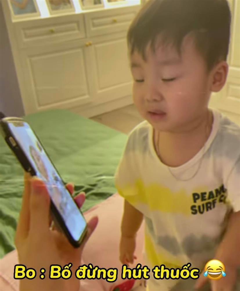 Con trai Hòa Minzy bắt chước người lớn nói 1 câu khiến bố mẹ choáng váng-5