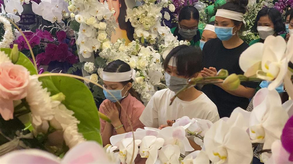 Dàn sao Việt gửi hoa viếng xếp đầy nhà riêng Phi Nhung-1