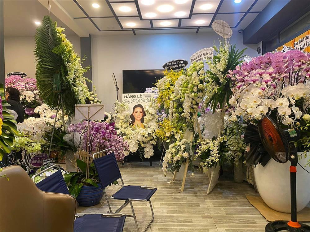 Dàn sao Việt gửi hoa viếng xếp đầy nhà riêng Phi Nhung-2