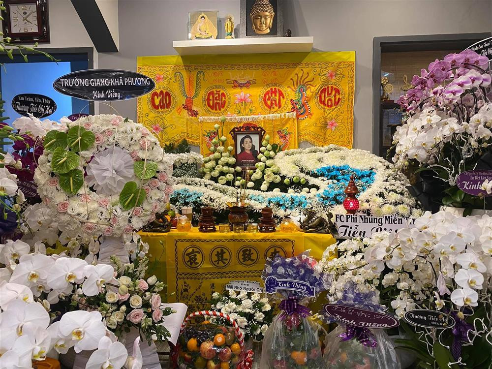 Dàn sao Việt gửi hoa viếng xếp đầy nhà riêng Phi Nhung-3