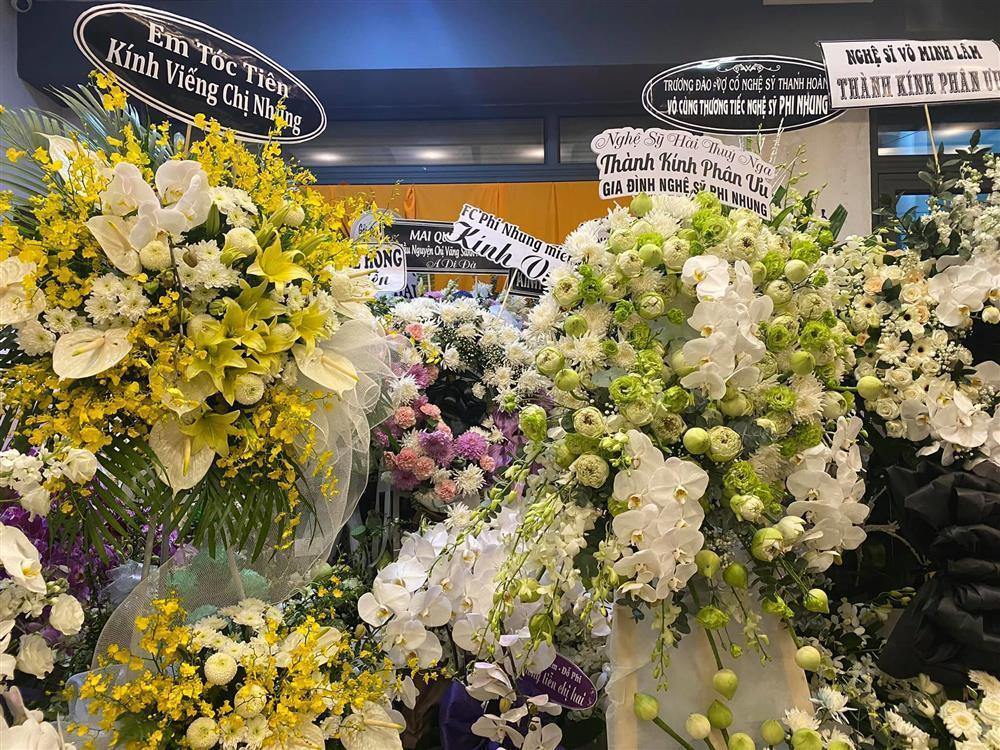 Dàn sao Việt gửi hoa viếng xếp đầy nhà riêng Phi Nhung-6
