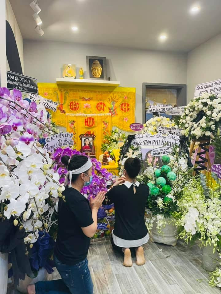 Dàn sao Việt gửi hoa viếng xếp đầy nhà riêng Phi Nhung-7