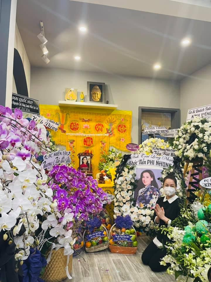 Dàn sao Việt gửi hoa viếng xếp đầy nhà riêng Phi Nhung-9