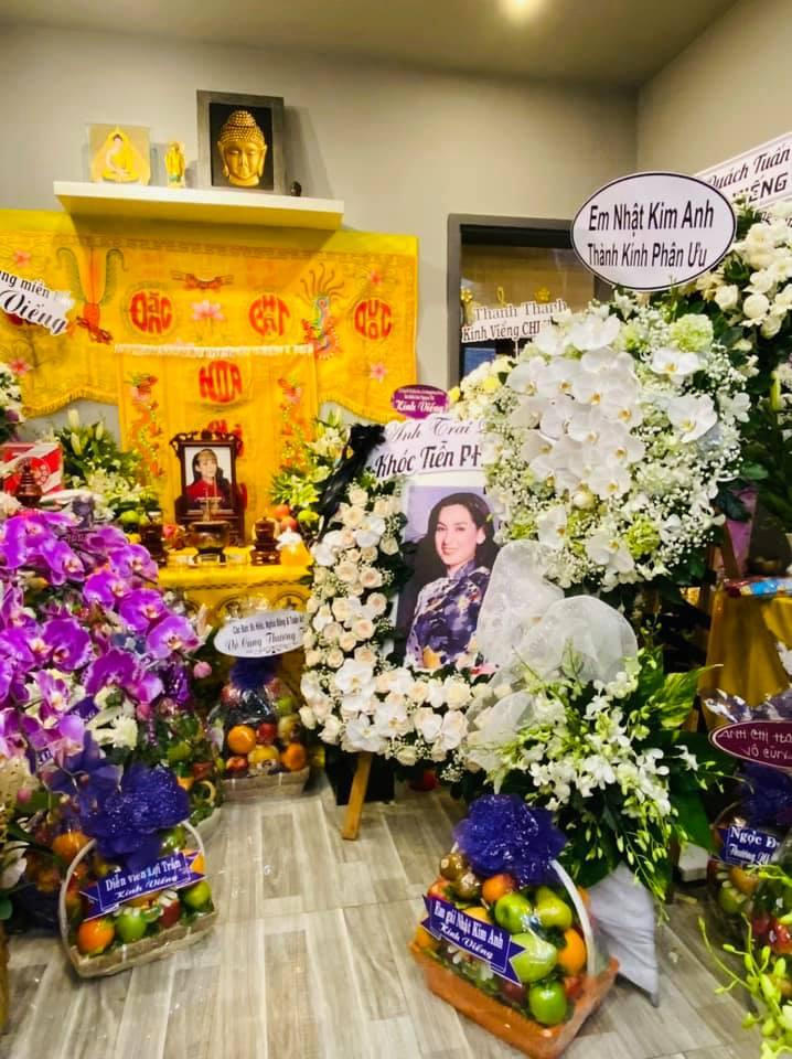 Dàn sao Việt gửi hoa viếng xếp đầy nhà riêng Phi Nhung-10