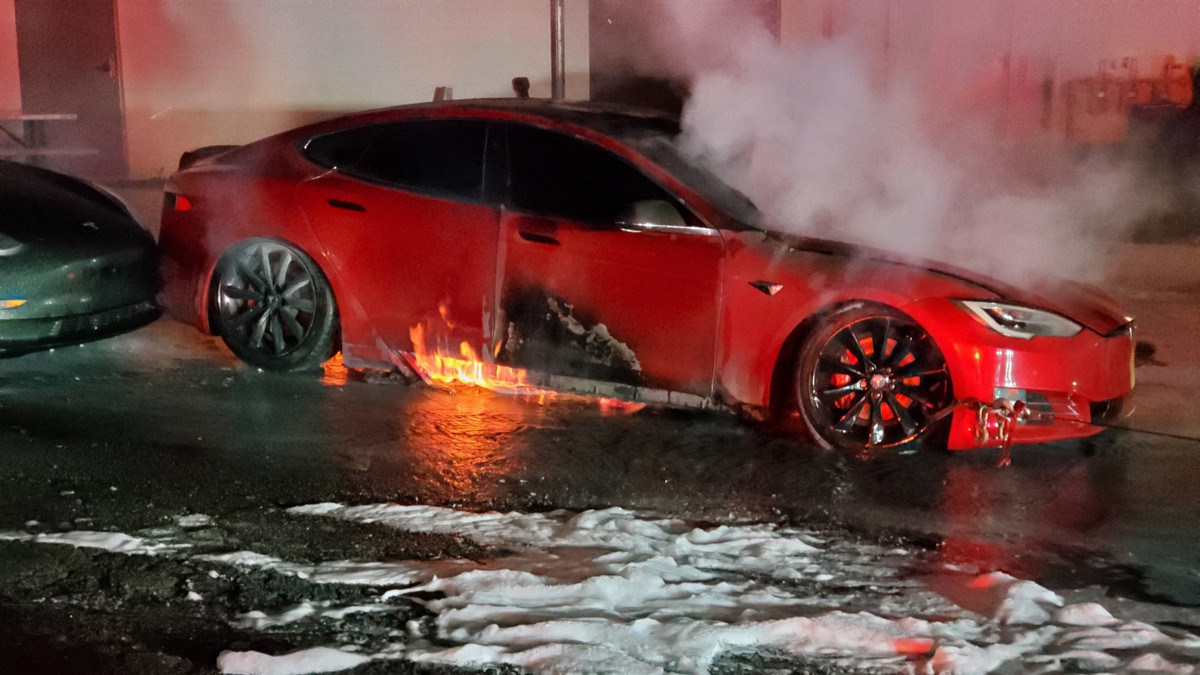 Tesla Model S bốc cháy ở Marietta, Georgia, Mỹ.