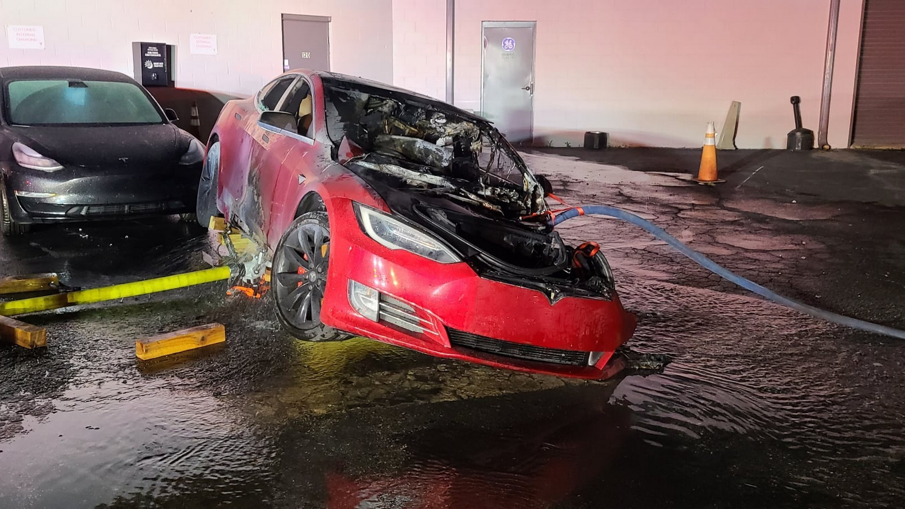 Chiếc Tesla Model S hư hại nặng sau vụ cháy