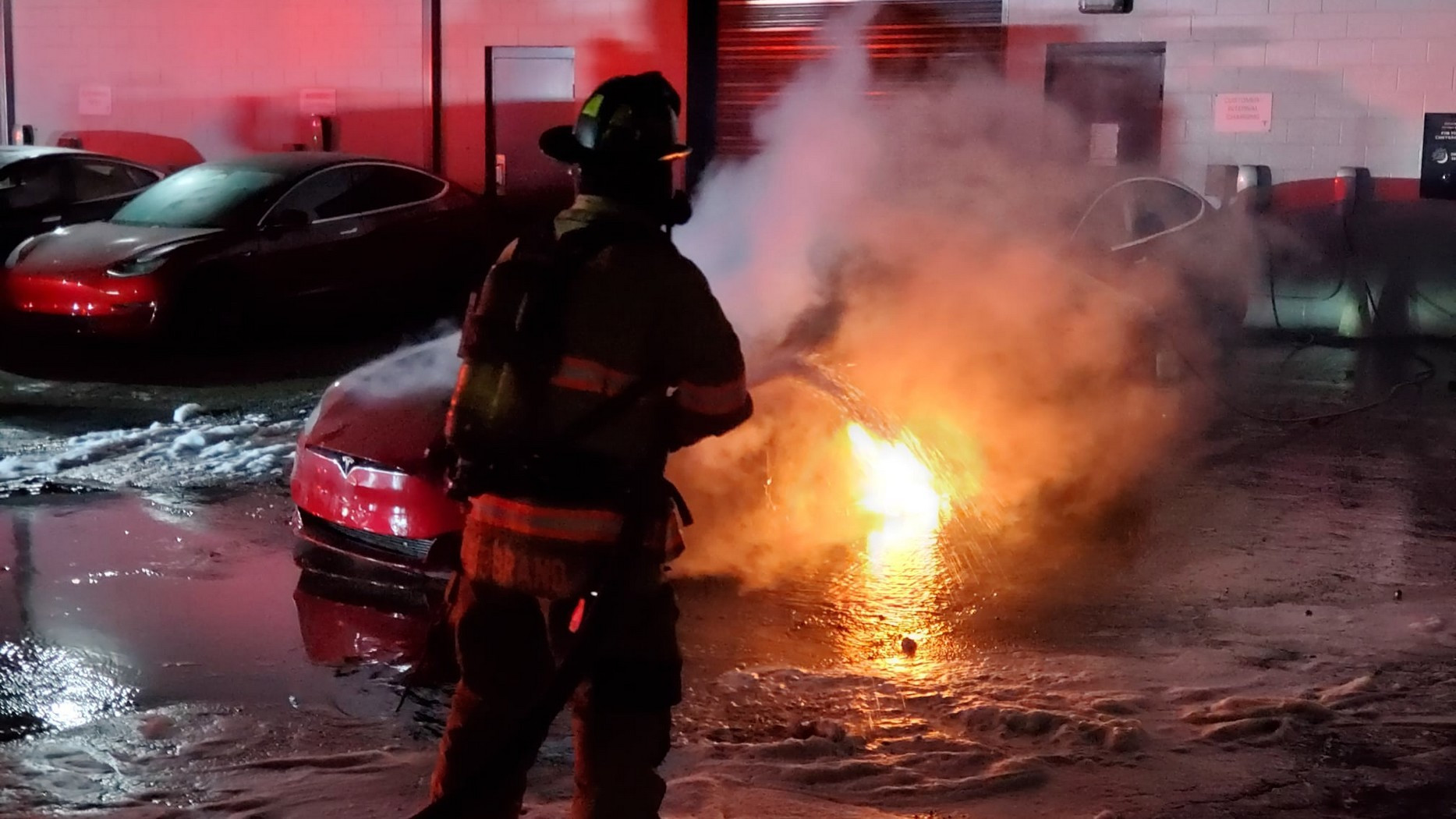 Lính cứu hỏa vất vả dập tắt đám cháy xảy ra tại tại trung tâm dịch của Tesla trong khuôn viên một Trung tâm thương mại ở Marietta