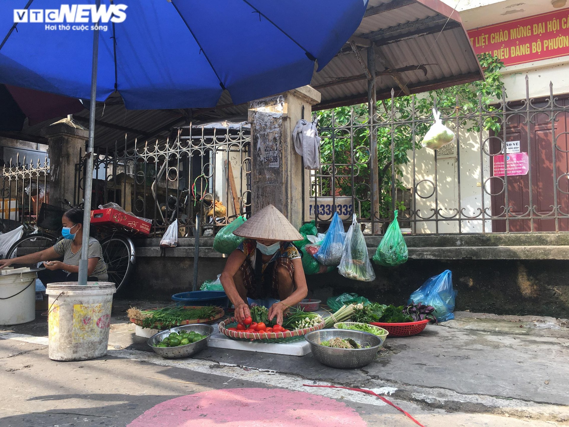 Ảnh: Chợ dân sinh đầu tiên ở Hà Nội vẽ ô, kẻ vạch, phân luồng giao thông - 5