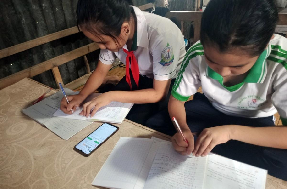 Thêm 3.300 học sinh khó khăn được hỗ trợ máy tính, thiết bị học trực tuyến - 1