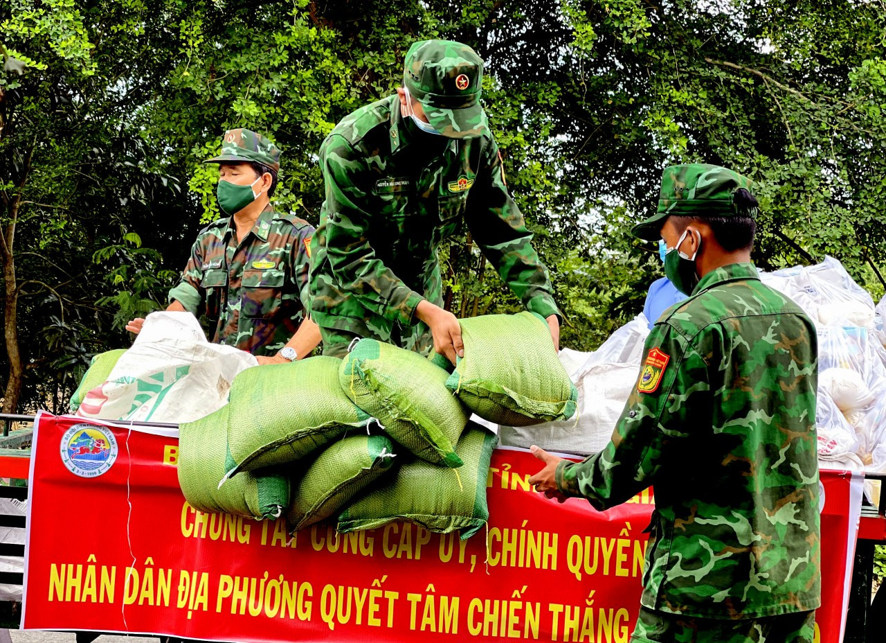 Bộ đội Biên phòng An Giang hỗ trợ nhu yếu phẩm cho đồng bào Chăm nơi biên giới