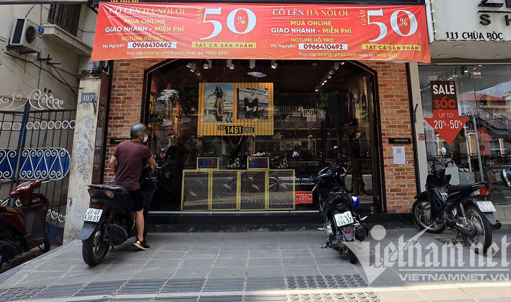Tấm biển đỏ với cụm từ này đang xuất hiện dày đặc trên phố Hà Nội