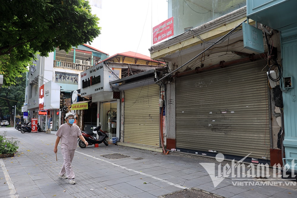 Tấm biển đỏ  với cụm từ này đang xuất hiện dày đặc trên phố Hà Nội