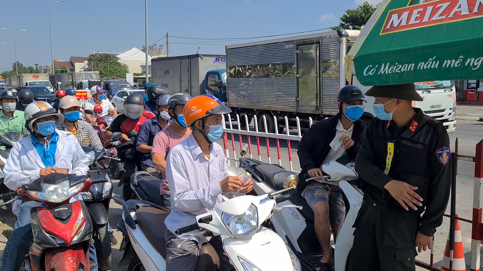 Người dân xếp hàng dài về Quảng Nam, chốt kiểm soát kẹt cứng