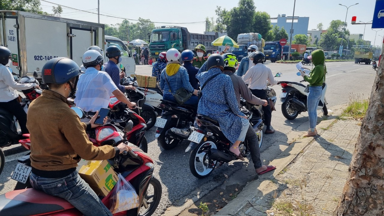 Người dân xếp hàng dài về Quảng Nam, chốt kiểm soát kẹt cứng