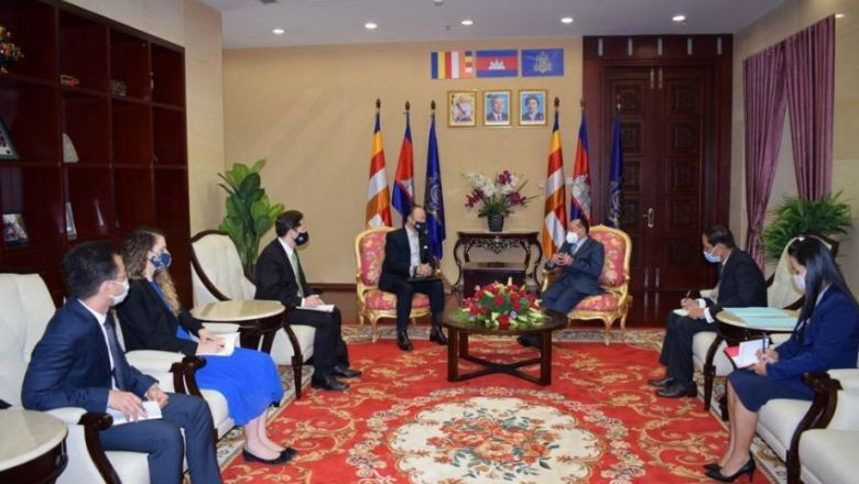 Phó Thủ tướng Campuchia Hor Namhong kêu gọi các bên tuyên bố chủ quyền ở Biển Đông giải quyết tranh chấp một cách hòa bình bằng cách tuân thủ luật pháp quốc tế trong cuộc gặp hôm 1/10 với Đại sứ Australia tại Campuchia Pablo Kang ngày 1/10. (Nguoonf