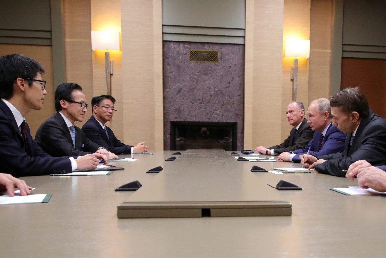 Tổng thống Nga Vladimir Putin họp cùng Giám đốc Hội đồng An ninh Quốc gia Nhật Bản Shigeru Kitamura tại Moscow, Nga, ngày 16/1/2020. (Nguồn: Reuters)