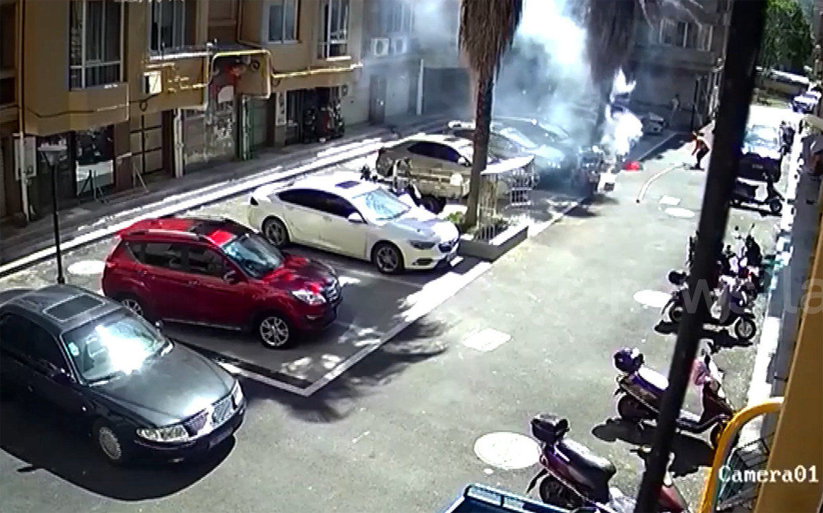 Vụ cháy xuất phát từ việc một người phụ nữ đốt pháo ăn mừng mua xe mới