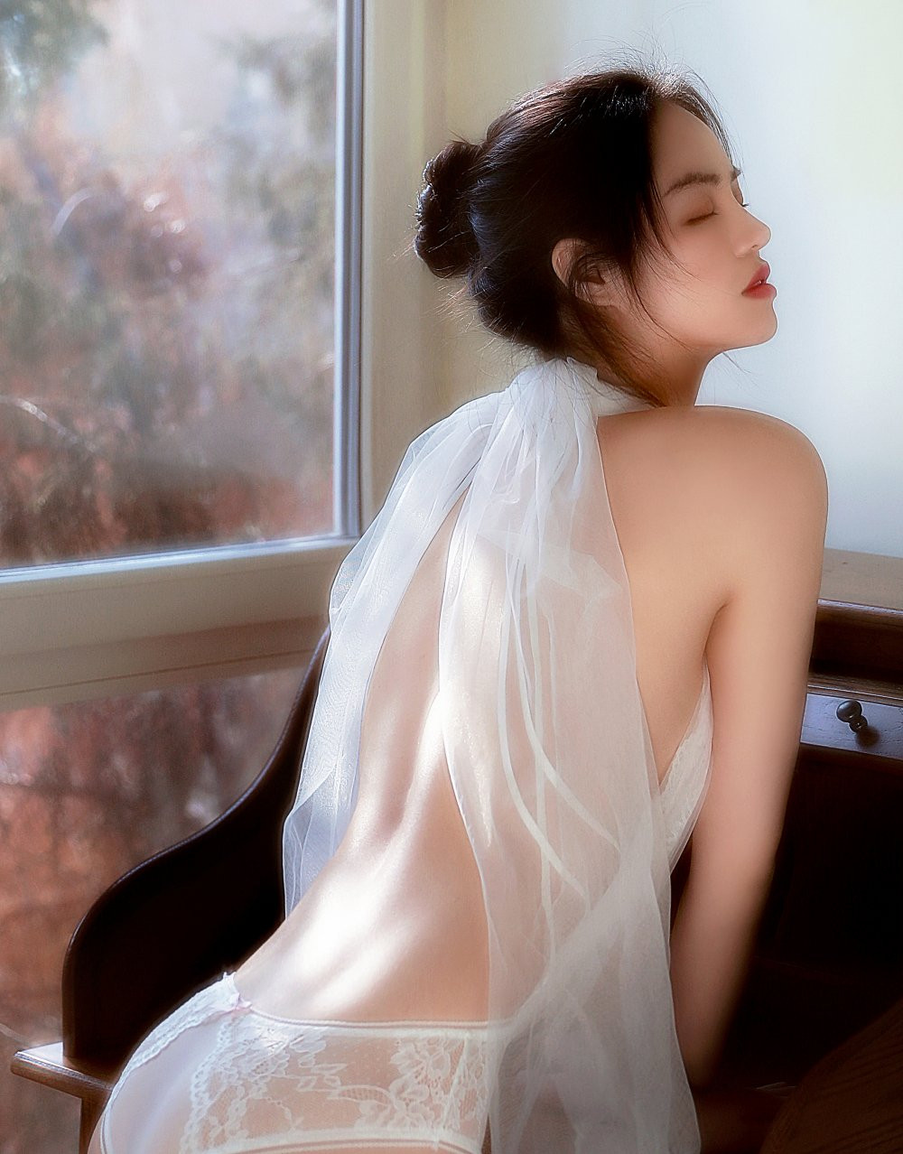 Người mẫu Trung Quốc mặc chiếc váy không kéo khóa thu hút sự chú ý - 6