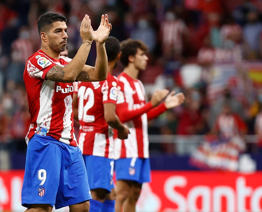 Suarez chói sáng, Atletico khiến Barca và HLV Koeman lâm nguy