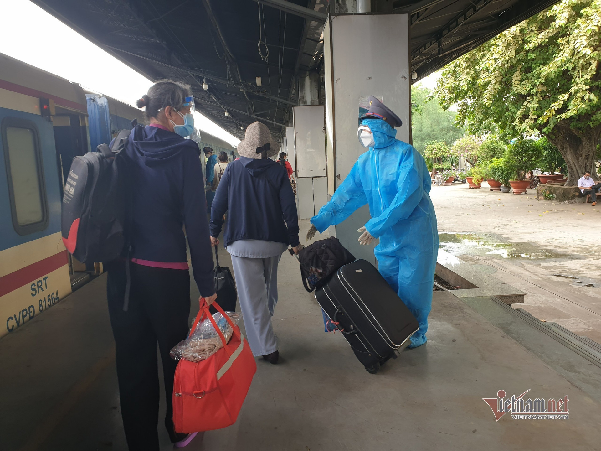 Chuyến tàu nghĩa tình đưa bà bầu, trẻ em rời TP.HCM về quê Ninh Bình