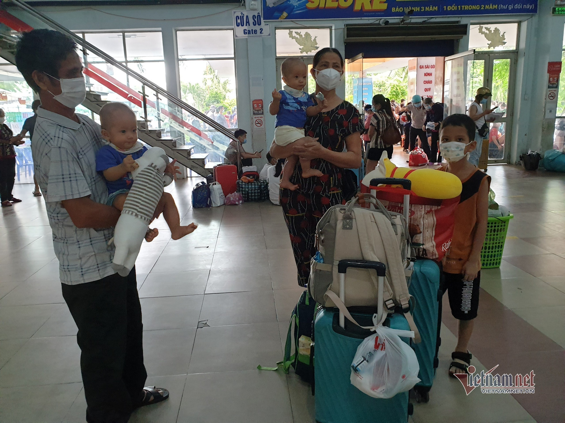 Chuyến tàu nghĩa tình đưa bà bầu, trẻ em rời TP.HCM về quê Ninh Bình
