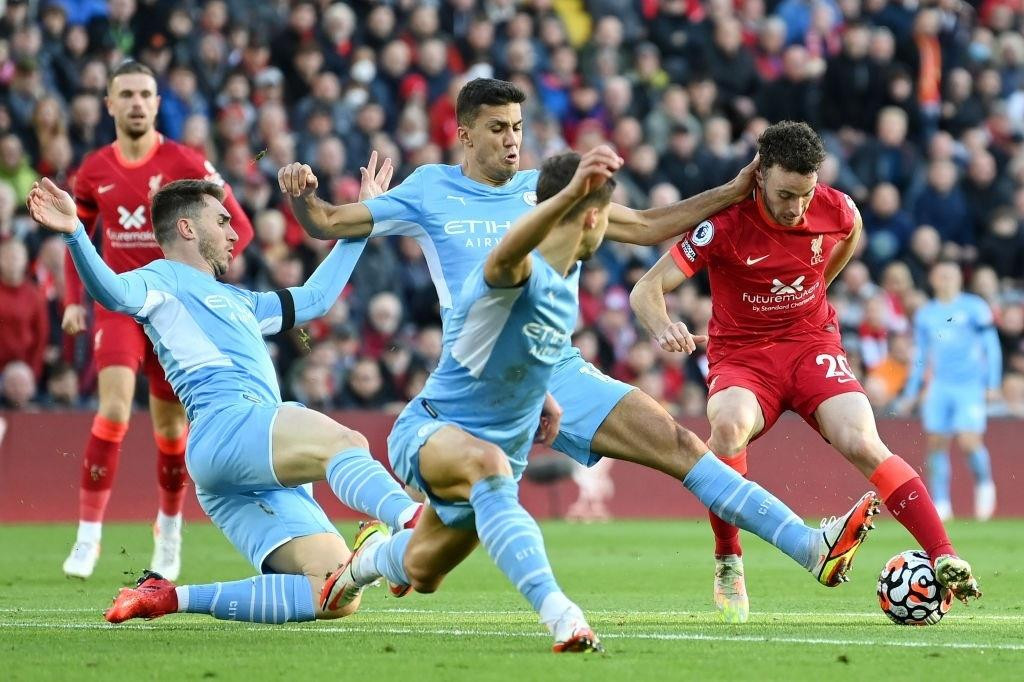 Salah ghi siêu phẩm, Liverpool chia điểm kịch tính với Liverpool - 2