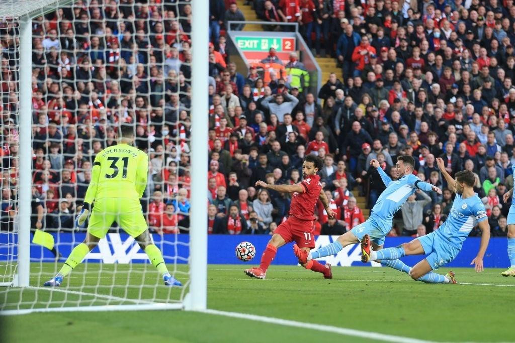 Salah ghi siêu phẩm, Liverpool chia điểm kịch tính với Liverpool - 4