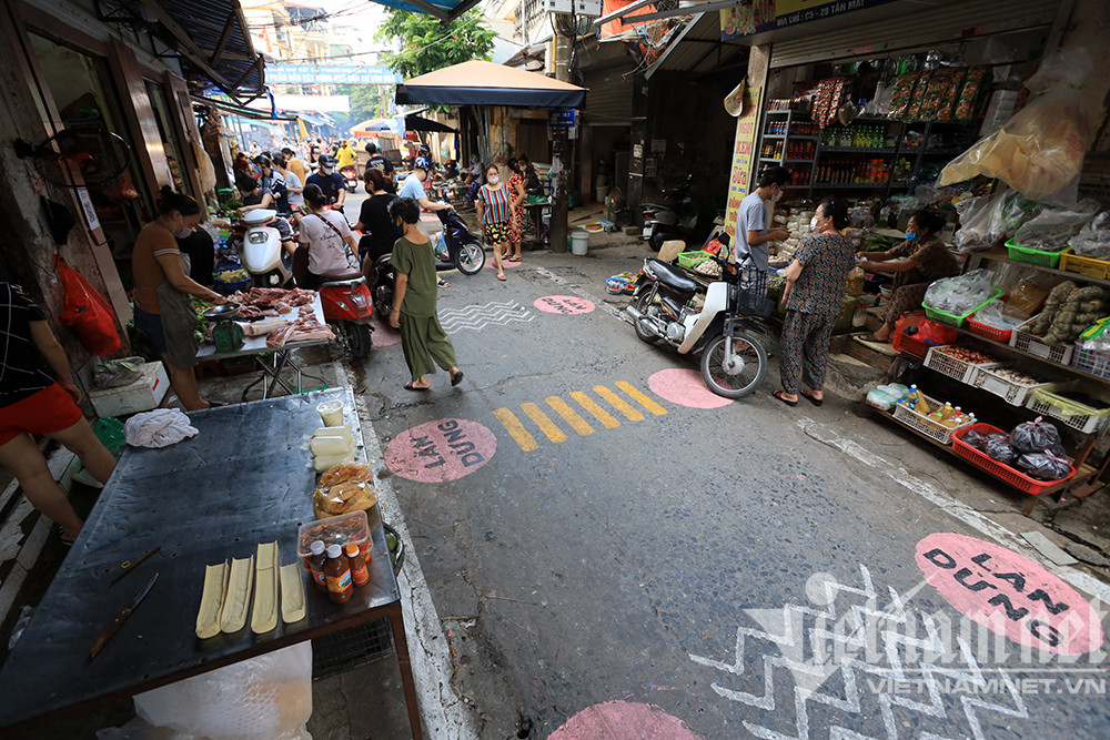 Khu chợ phân luồng vàng, khoanh ô hồng: Cảnh khác lạ ở Hà Nội