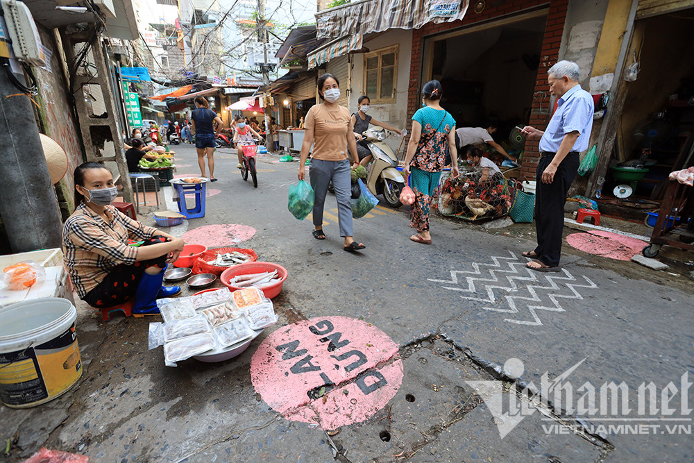 Khu chợ phân luồng vàng, khoanh ô hồng: Cảnh khác lạ ở Hà Nội