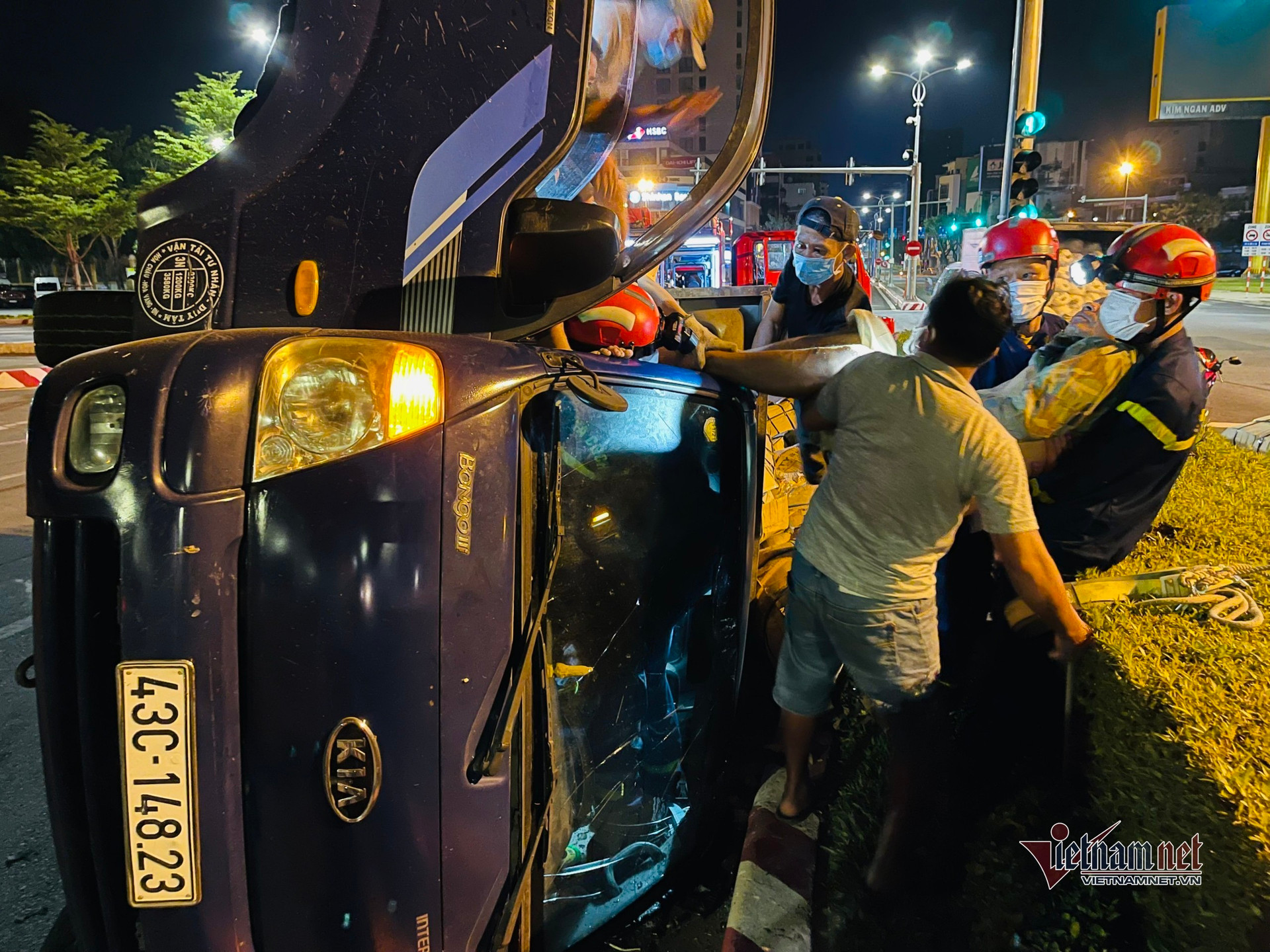 Phá cửa giải cứu tài xế mắc kẹt trong cabin ở Đà Nẵng