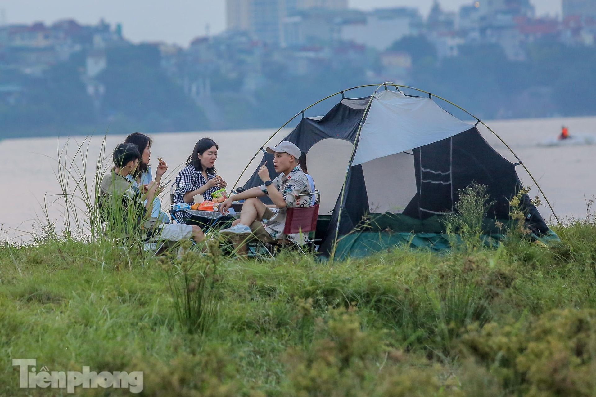 Nghìn người rủ nhau cắm trại dưới chân cầu Vĩnh Tuy sau nới lỏng giãn cách