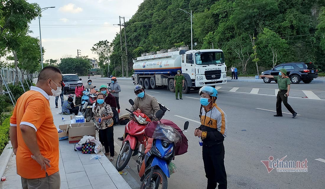 Nghệ An đưa cách ly tập trung gần 1.000 người đi xe máy về quê