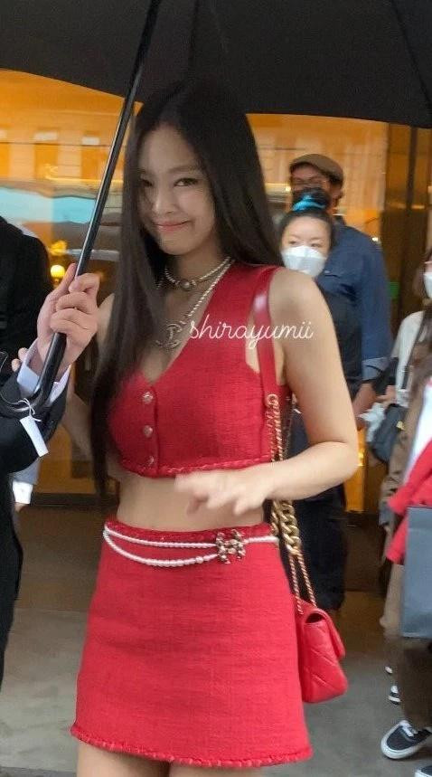 Jennie chiếm spotlight với bộ đồ vừa đỏ vừa thơm ở show Chanel-1