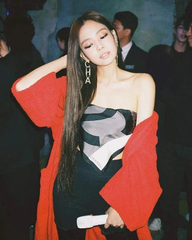 Jennie chiếm spotlight với bộ đồ vừa đỏ vừa thơm ở show Chanel-7