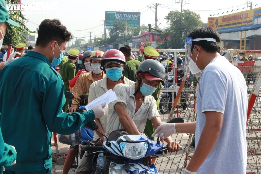 Người dân ùn ùn kéo về quê, TP.HCM thiếu lao động trầm trọng - 3