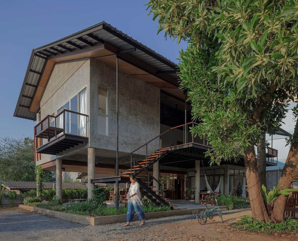 Nhà sàn hiện đại mái tôn Thái Lan: Khám phá những căn nhà sàn hiện đại với mái tôn độc đáo, tinh tế của Thái Lan. Với thiết kế đơn giản, sáng tạo, những căn nhà này đem lại cho bạn sự tiện nghi, hiện đại nhưng cũng không kém phần gần gũi với thiên nhiên và bản sắc văn hóa của vùng đất Đông Nam Á.