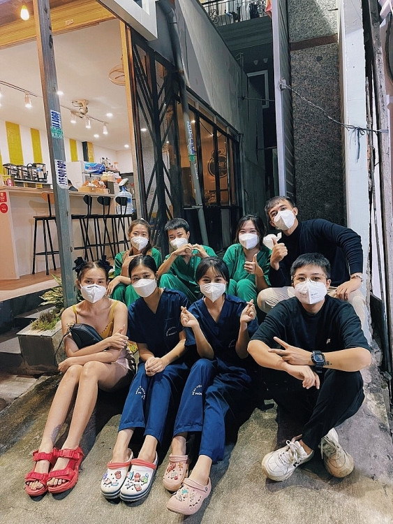 Đạo diễn Trần Thành Trung, Uyên Thư và Khả Như chia tay 'nhóm sinh viên Bạch Mai từng gây sốt cộng đồng mạng' lên đường về Hà Nội