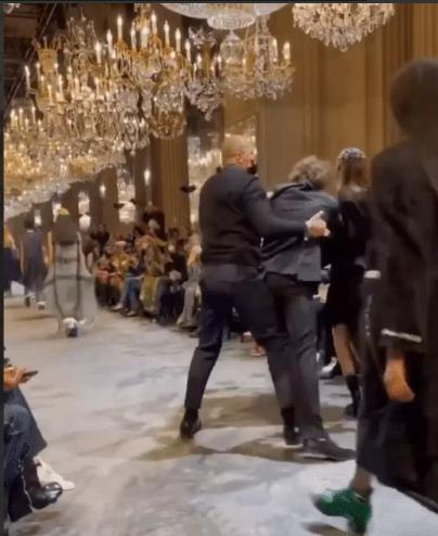 Biểu tình nhốn nháo giữa show Louis Vuitton, bảo vệ phải dẹp loạn-4