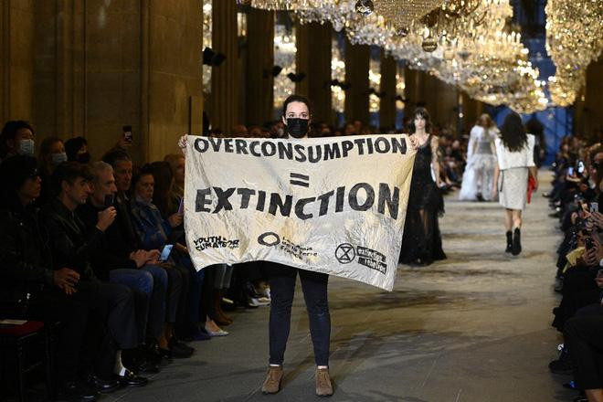 Biểu tình nhốn nháo giữa show Louis Vuitton, bảo vệ phải dẹp loạn-5