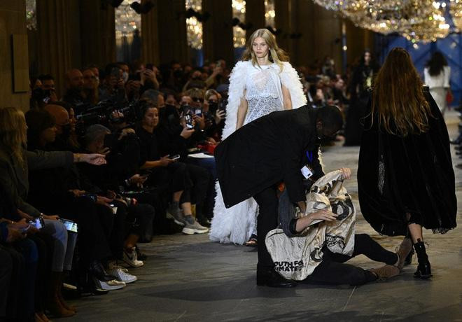 Biểu tình nhốn nháo giữa show Louis Vuitton, bảo vệ phải dẹp loạn-6