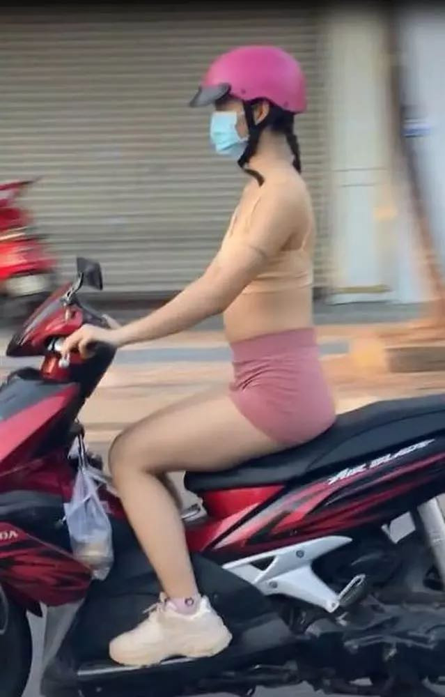 Cô gái Việt dễ gây nhìn nhầm vì bộ đồ “như không” chạy xe trên phố đông - 1
