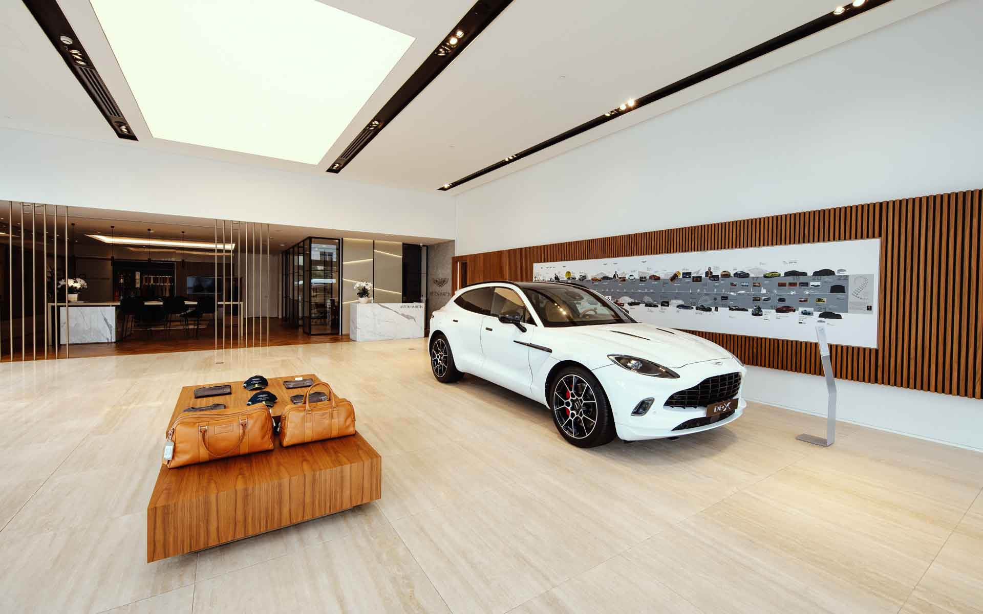 Khu vực trưng bày xe Aston Martin