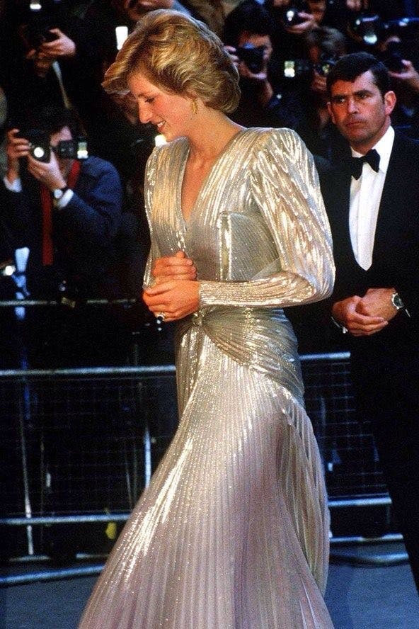 Kate Middleton tái hiện cố công nương Diana trong bộ váy “dát vàng” lộng lẫy - 2