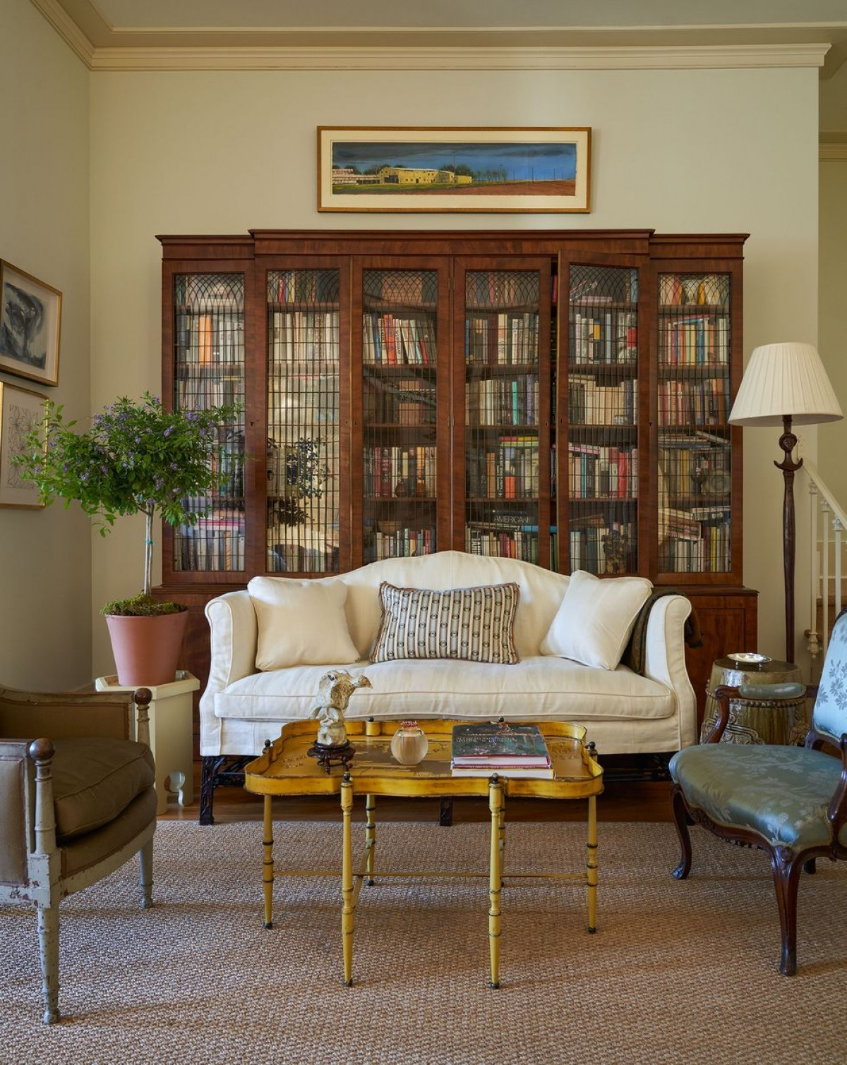 Thay đổi diện mạo cho căn phòng dễ dàng nhất là thay đổi màu sơn. Với mùa thu, hãy chọn một tone màu ấm áp như vàng nhạt, kết hợp với các đồ nội thất cổ điển phù hợp.